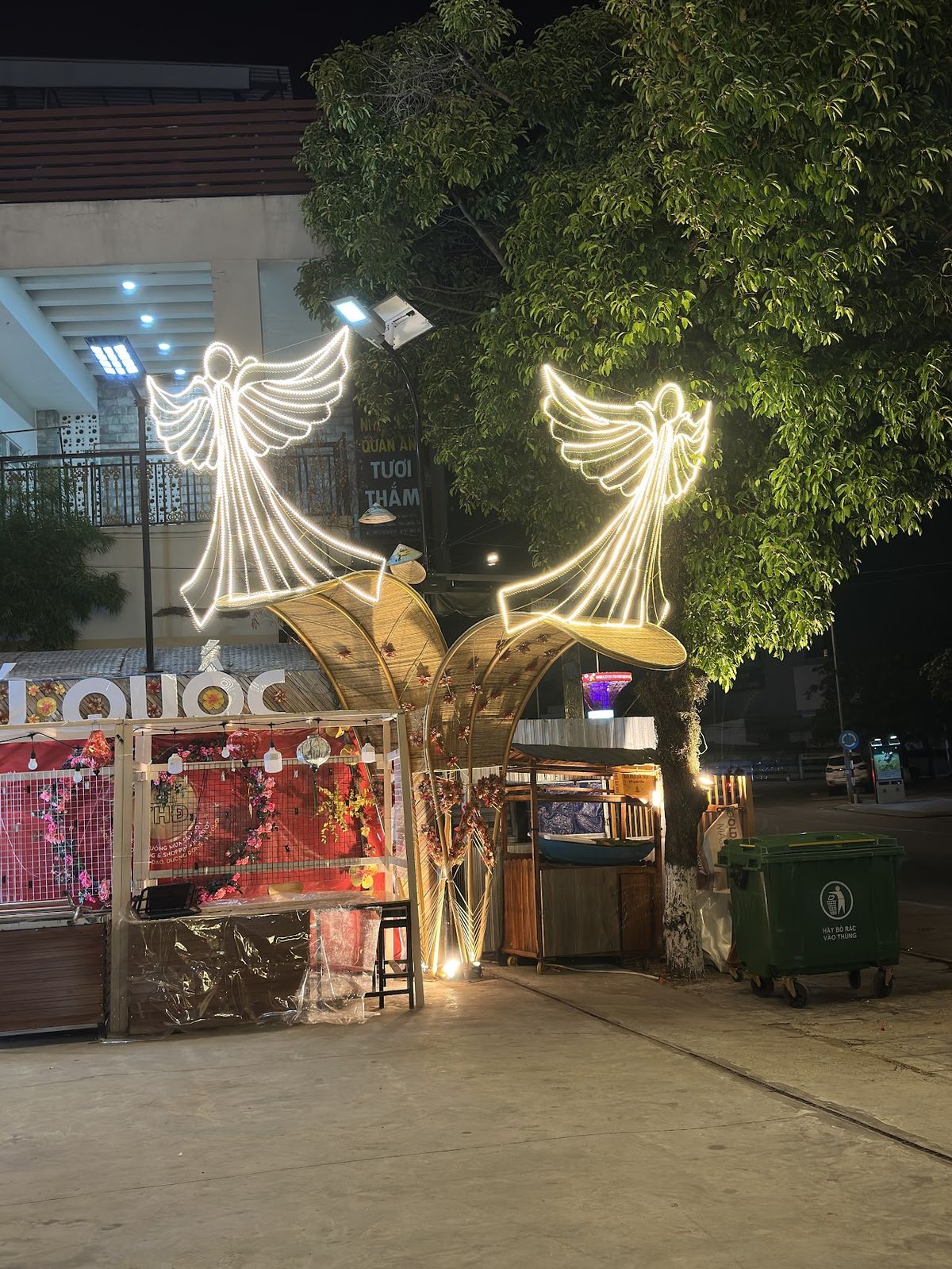 Covered alternative to the Dinh Cau Night Market opposite, PHU QUOC CENTRE