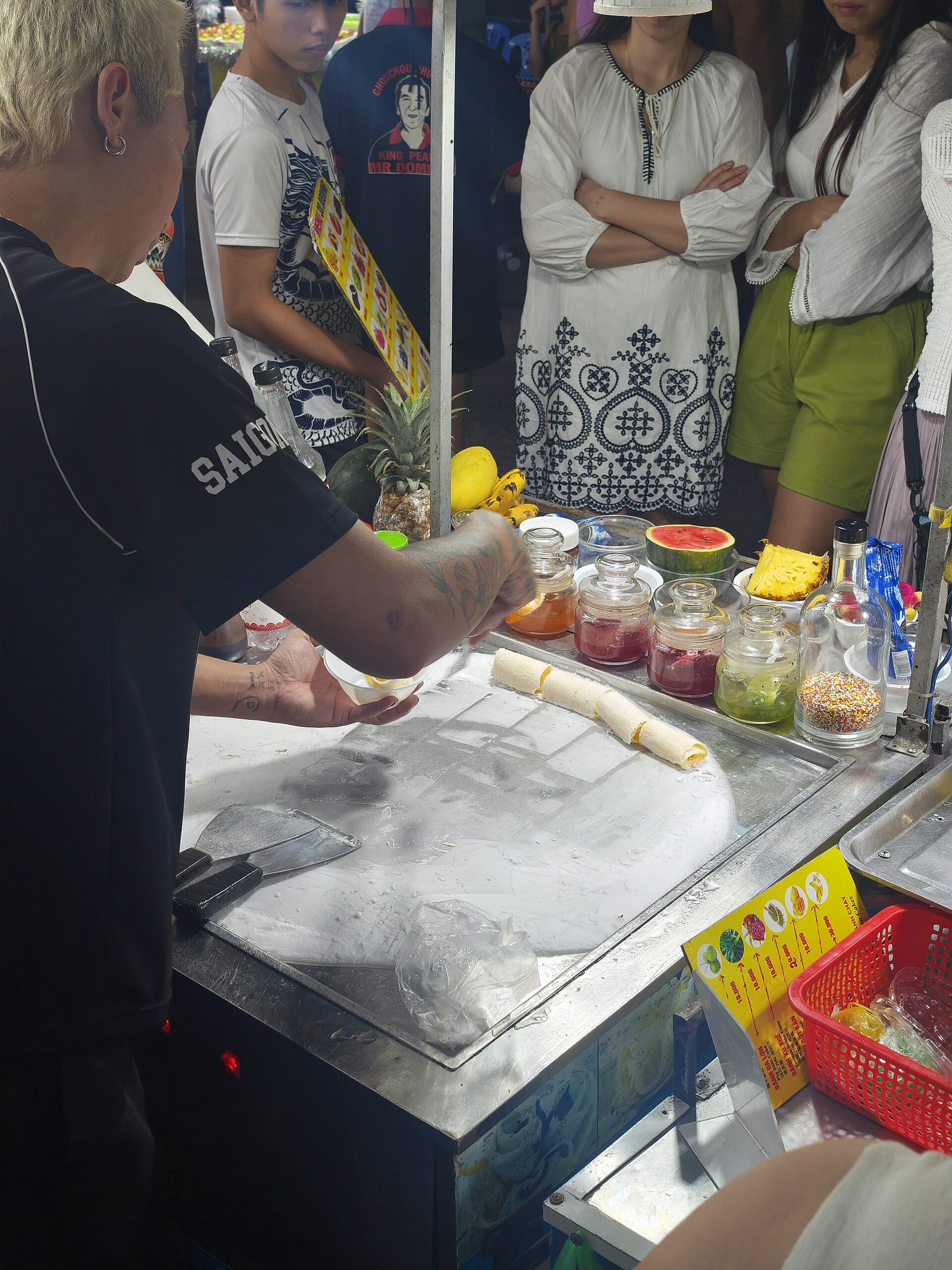 A dessert stall at the night market. Photo: FrogsLegs71, CC BY-SA 3.0, via Wikimedia Commons Ice cream rolls being made at a Phu Quoc night market stall