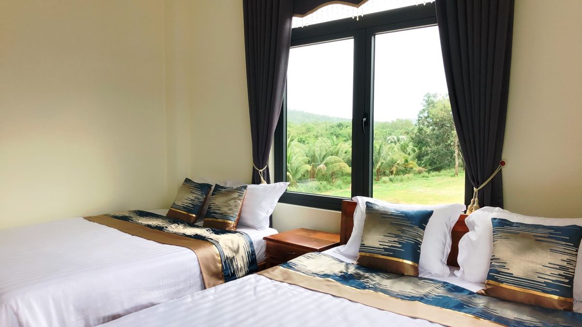 Hoàng Đô Hotel pool and grounds in Duong Dong