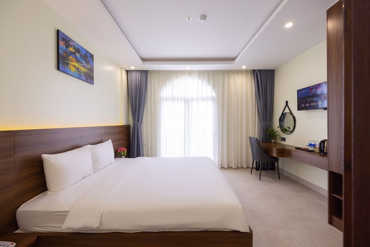 Hồng Chúc Hotel pool and grounds in An Thoi