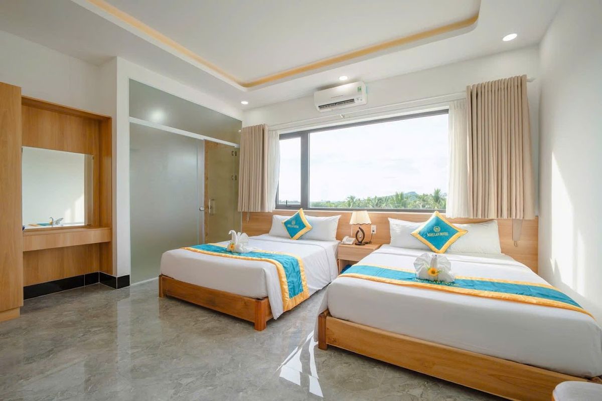 Nghi Lan Hotel pool and grounds in Bai Sao