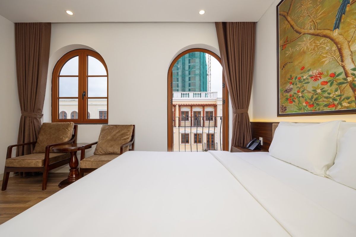 Royal Hotel Phu Quoc 2 pool and grounds in Bai Sao